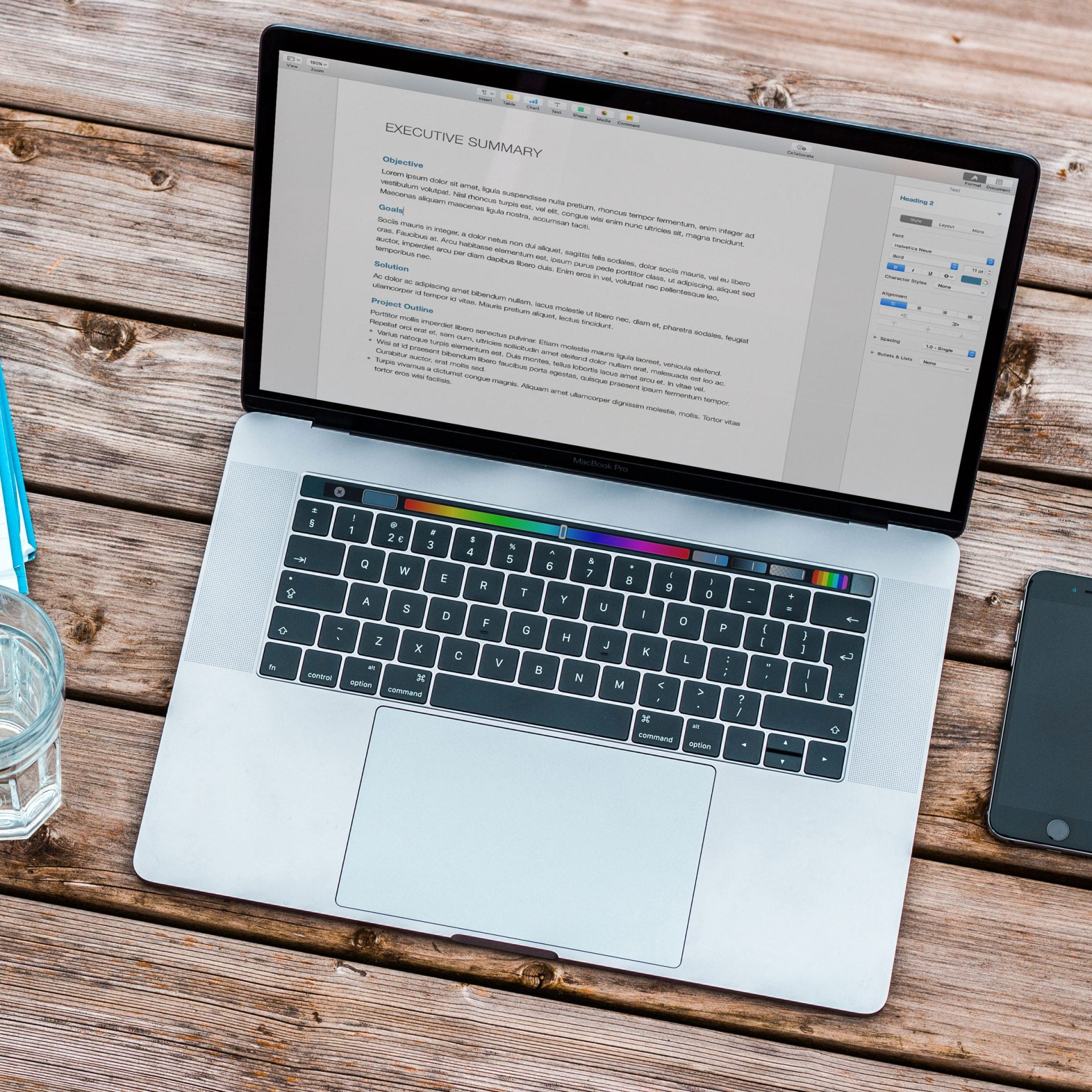 cursus WordPress thema's bouwen: laptop, glas water en telefoon