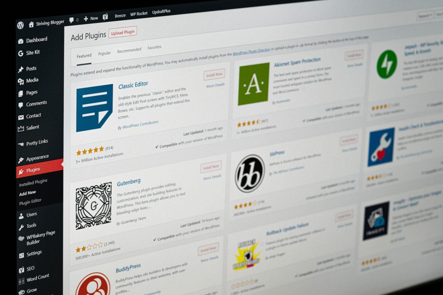 laptopscherm met een scala aan beschikbare WordPress plug-ins: beschikbaar na automatische installatie WordPress