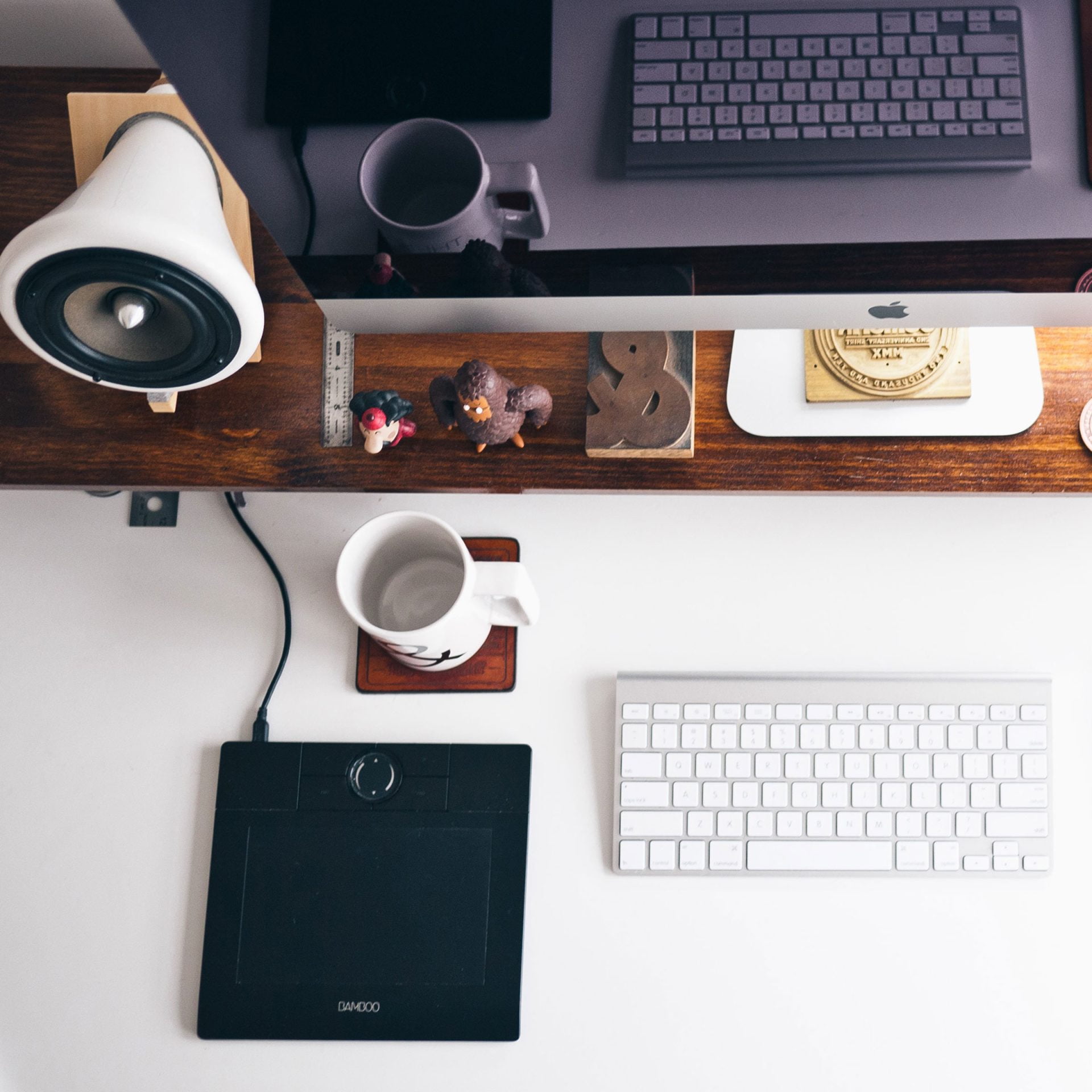 Cursus Lightroom: tekentablet en scherm met luidspreker